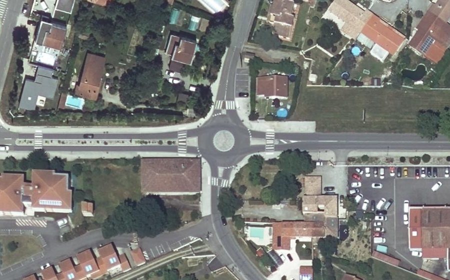 Vue aérienne du Rond-point anonyme n°966982904