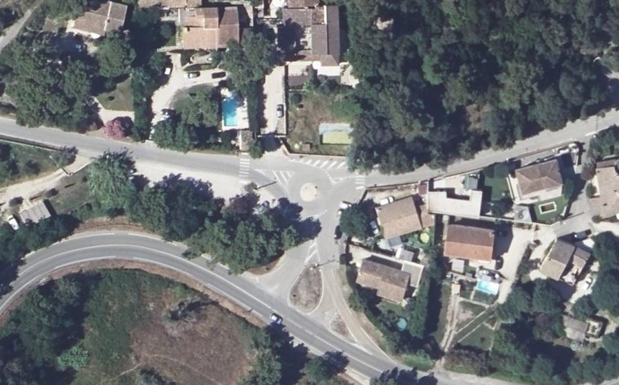 Vue aérienne du Rond-point anonyme n°967249412