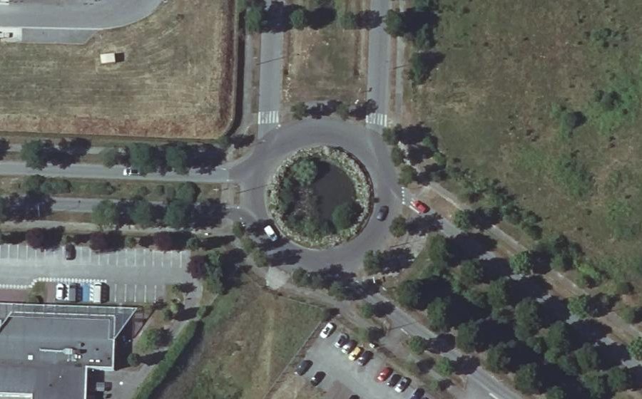 Vue aérienne du Rond-point anonyme n°96729927