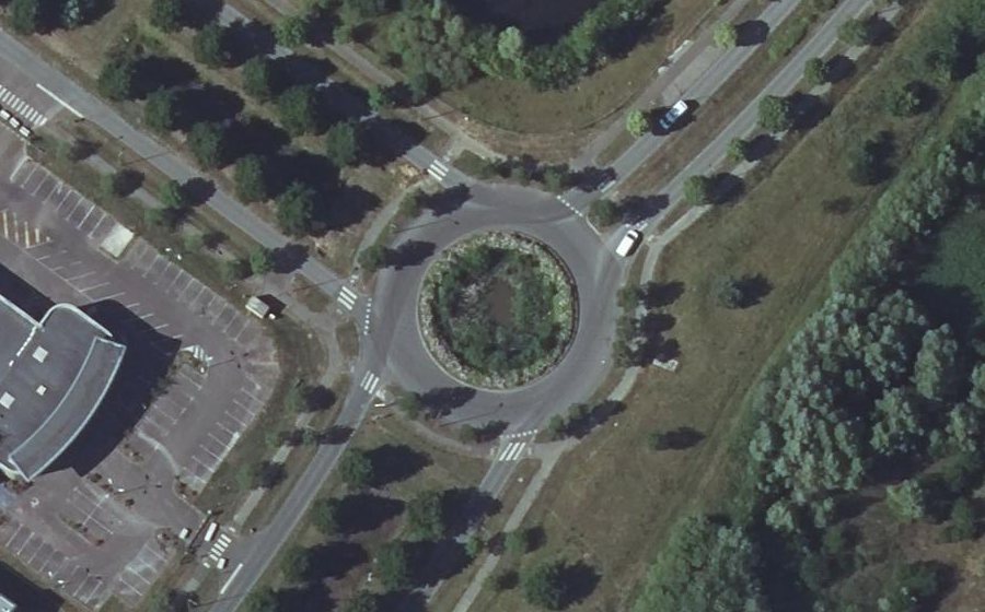 Vue aérienne du Rond-point anonyme n°96729928