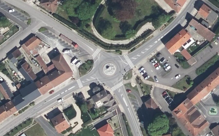 Vue aérienne du Rond-point anonyme n°96745790