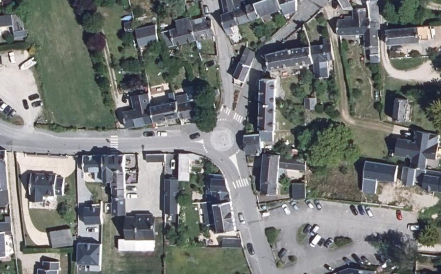 Vue aérienne du Rond-point anonyme n°967480224