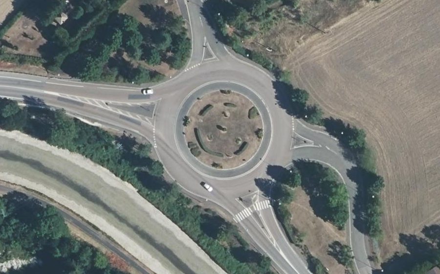 Vue aérienne du Rond-point anonyme n°96748917