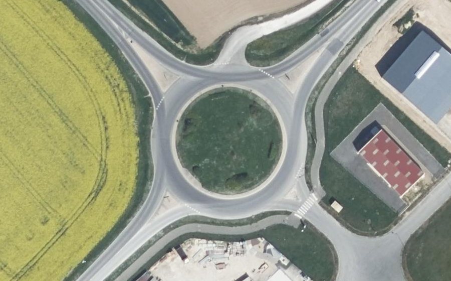 Vue aérienne du Rond-point anonyme n°96760372
