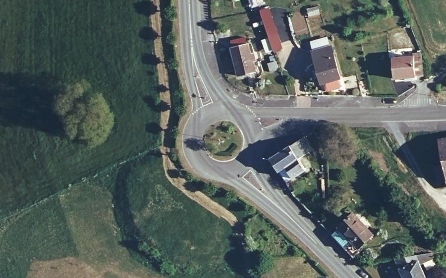Vue aérienne du Rond-point anonyme n°96772579