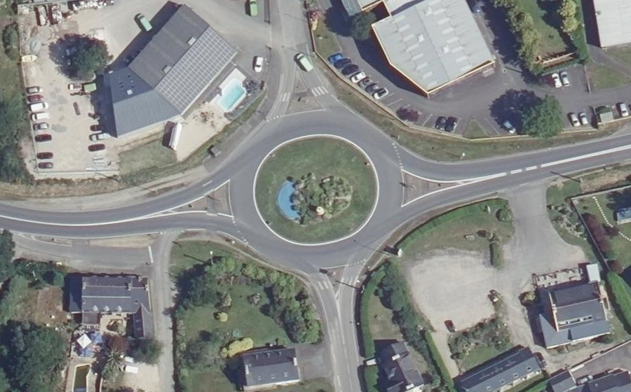 Vue aérienne du Rond-point anonyme n°96794904