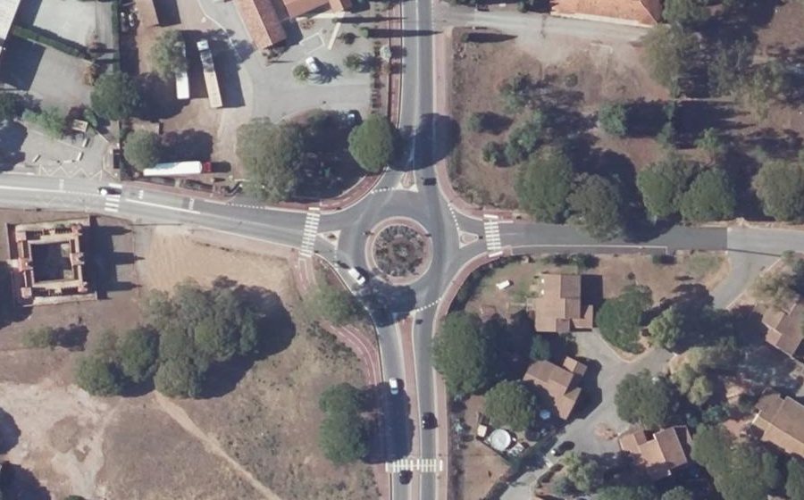 Vue aérienne du Rond-point anonyme n°967981076
