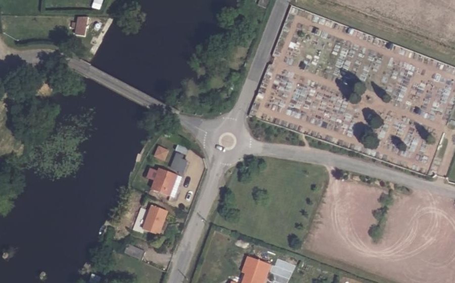 Vue aérienne du Rond-point anonyme n°968033491