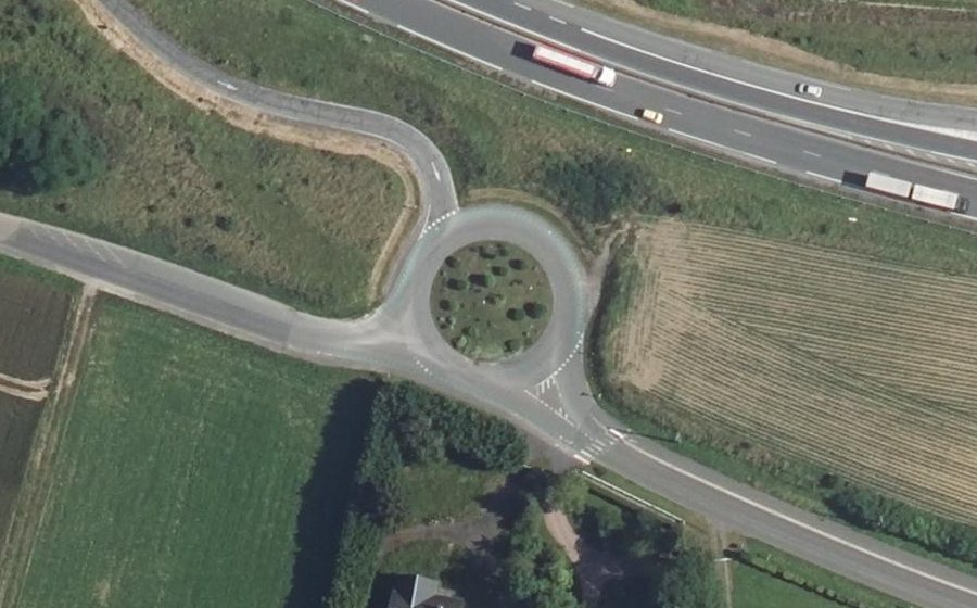 Vue aérienne du Rond-point anonyme n°96805993
