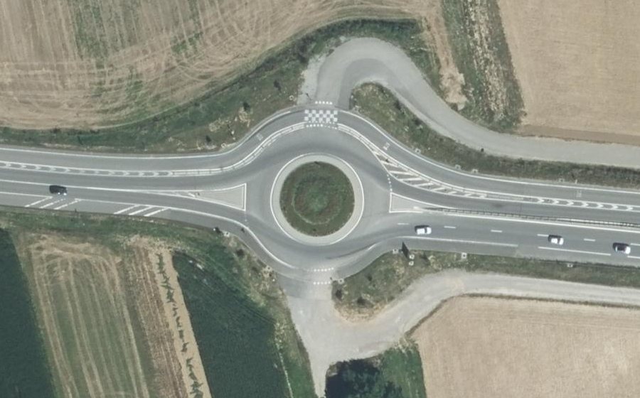 Vue aérienne du Rond-point anonyme n°968273794
