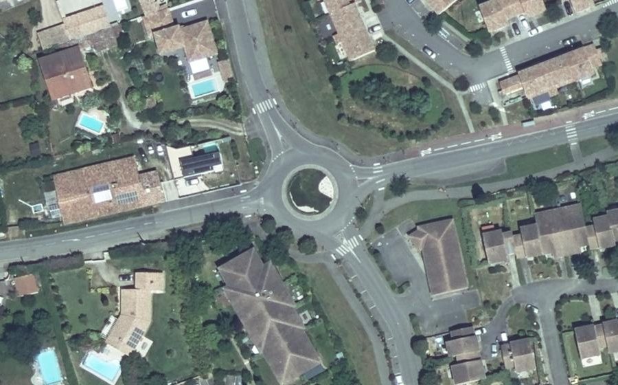Vue aérienne du Rond-point anonyme n°96853858