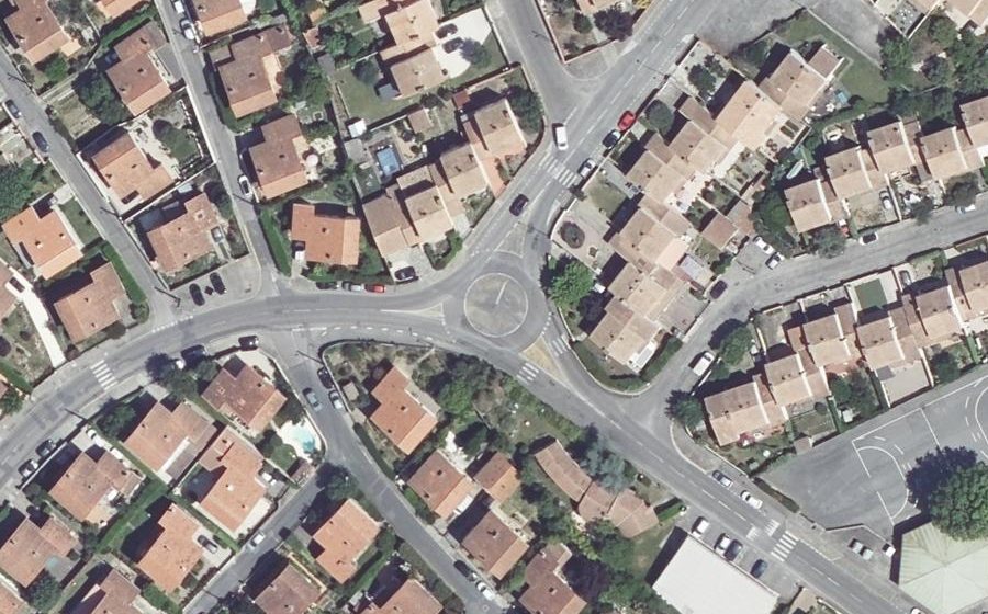 Vue aérienne du Rond-point anonyme n°968875267