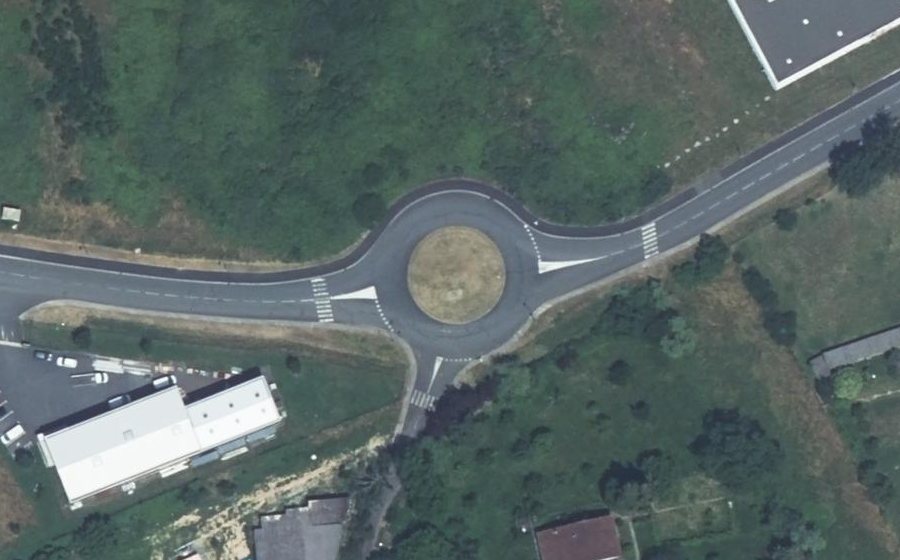 Vue aérienne du Rond-point anonyme n°96929505