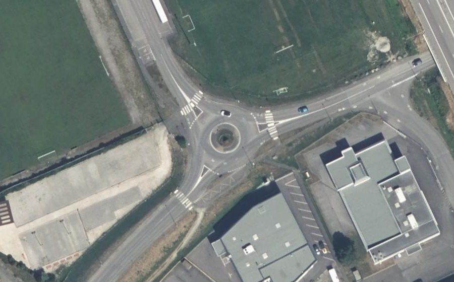 Vue aérienne du Rond-point anonyme n°96978588