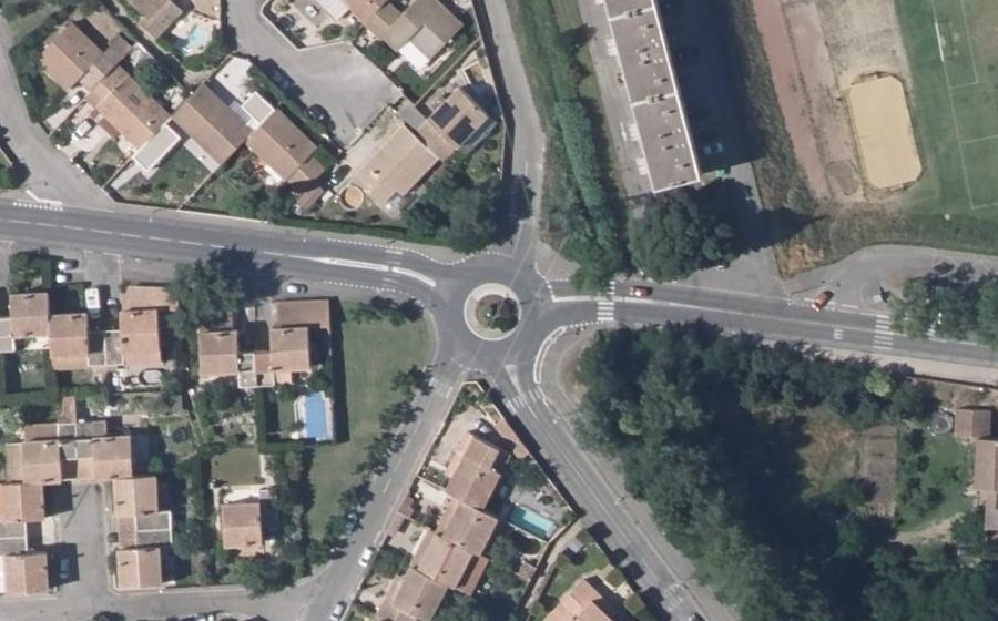Vue aérienne du Rond-point anonyme n°96999419