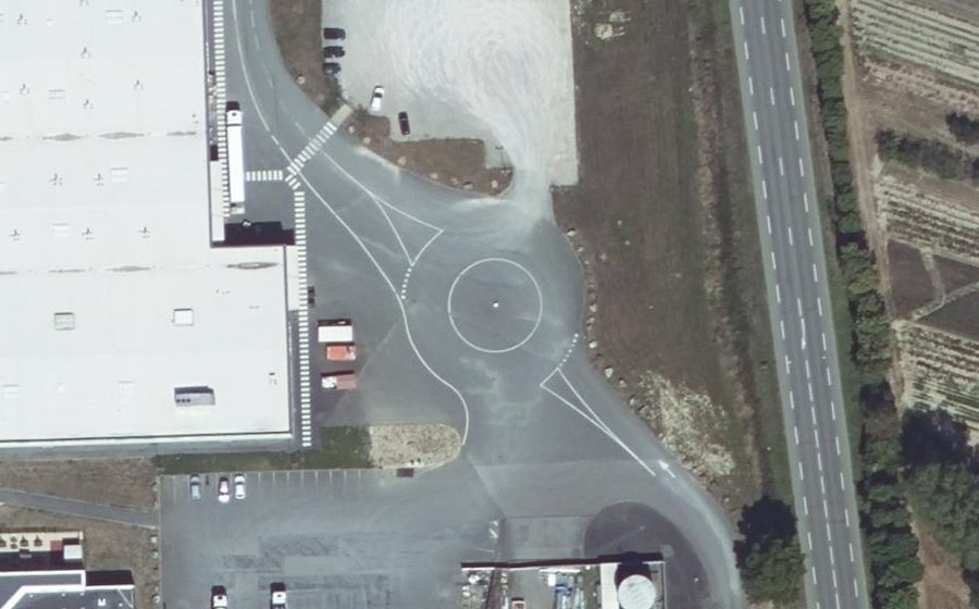 Vue aérienne du Rond-point anonyme n°970098737