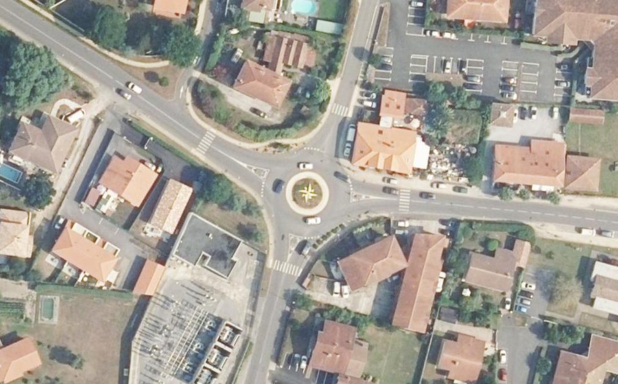 Vue aérienne du Rond-point anonyme n°97097820