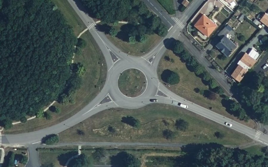 Vue aérienne du Rond-point anonyme n°97159539
