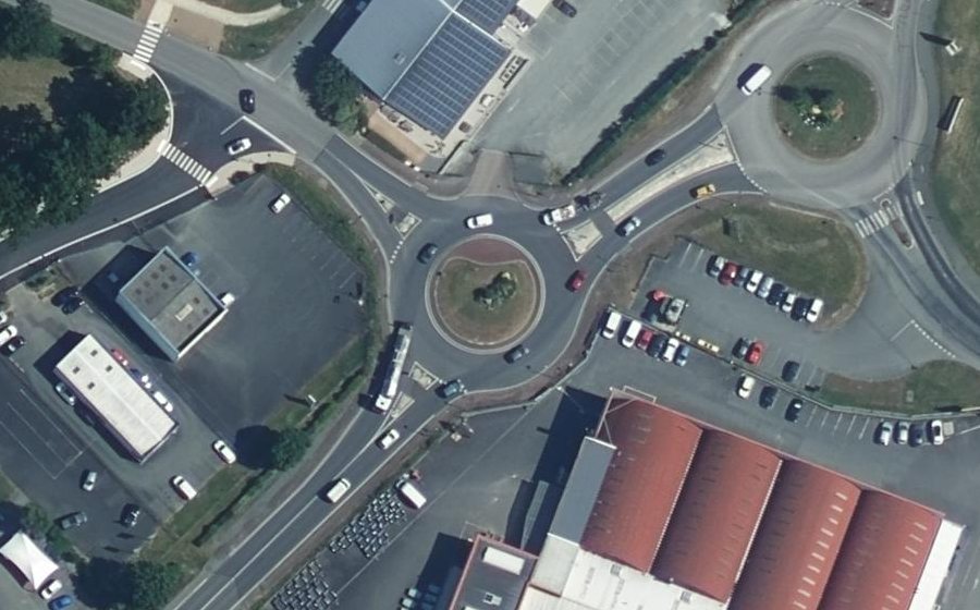 Vue aérienne du Rond-point anonyme n°97218382