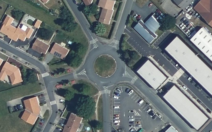Vue aérienne du Rond-point anonyme n°97218391