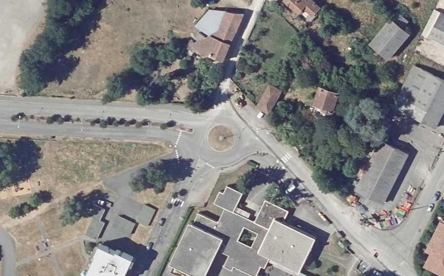 Vue aérienne du Rond-point anonyme n°97218436