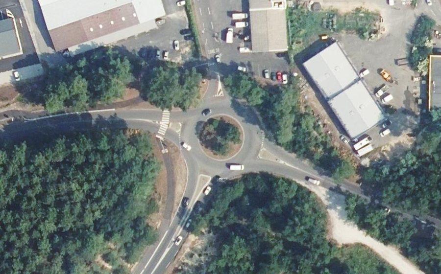 Vue aérienne du Rond-point anonyme n°97232433