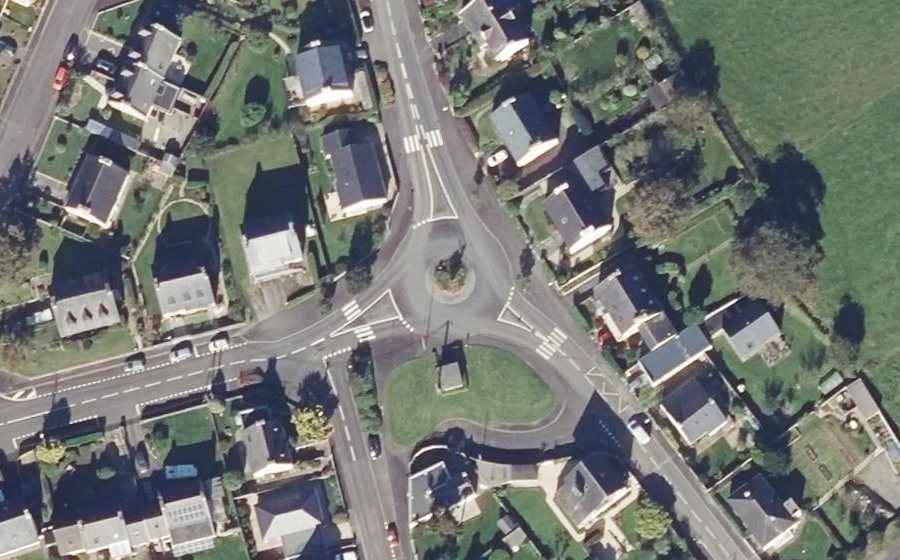 Vue aérienne du Rond-point anonyme n°97237317