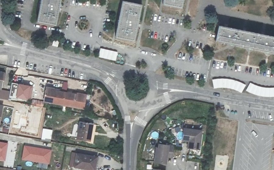 Vue aérienne du Rond-point anonyme n°97245254