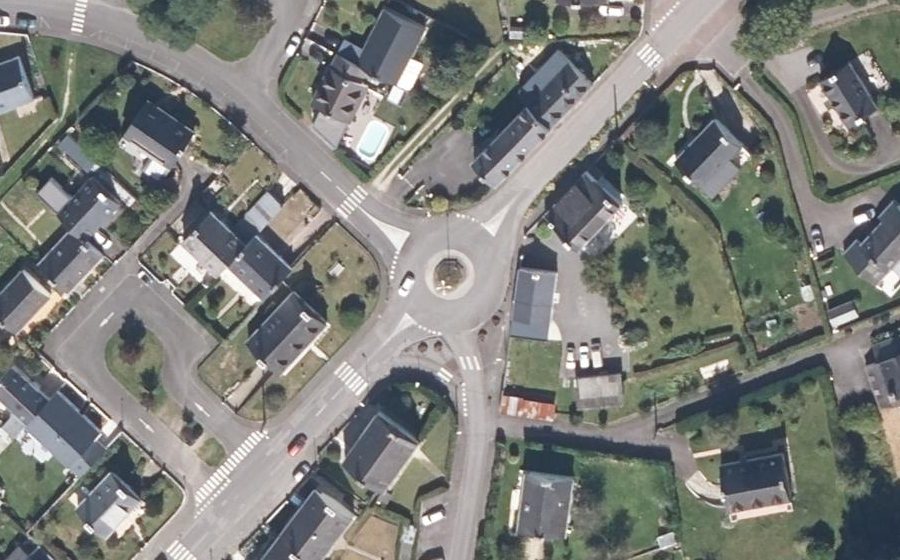 Vue aérienne du Rond-point anonyme n°97262354