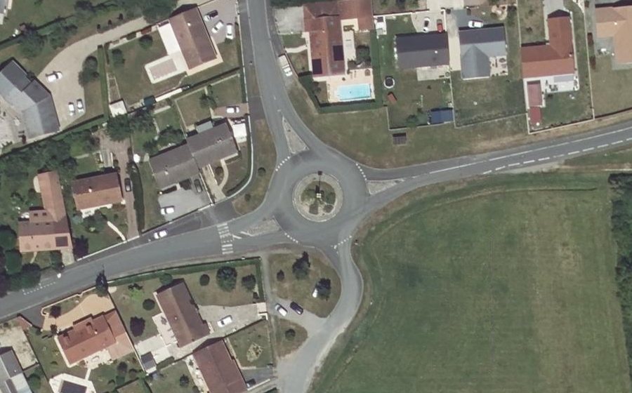 Vue aérienne du Rond-point anonyme n°97284510