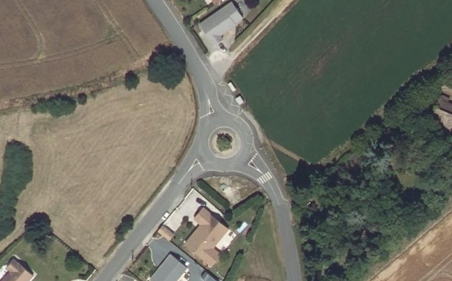 Vue aérienne du Rond-point anonyme n°97284511