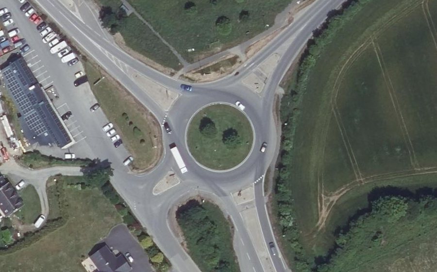 Vue aérienne du Rond-point anonyme n°97290899