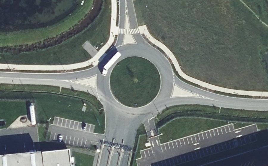 Vue aérienne du Rond-point anonyme n°973048883
