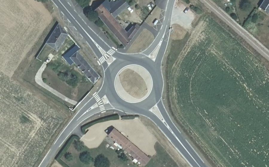 Vue aérienne du Rond-point anonyme n°973431274