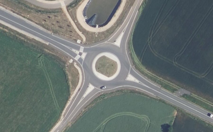 Vue aérienne du Rond-point anonyme n°973565616