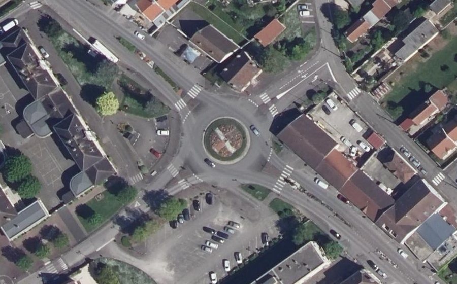 Vue aérienne du Rond-point anonyme n°97369292