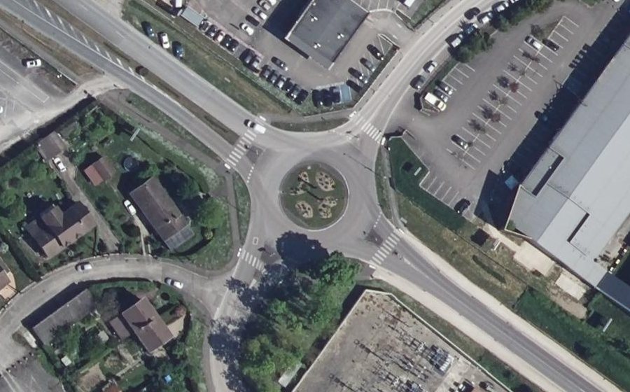 Vue aérienne du Rond-point anonyme n°97369327