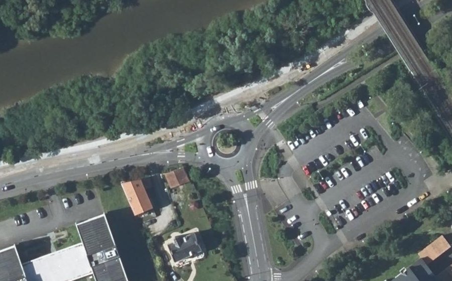 Vue aérienne du Rond-point anonyme n°97402383