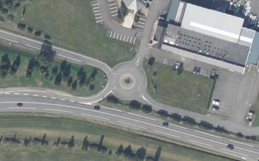 Vue aérienne du Rond-point anonyme n°97416448