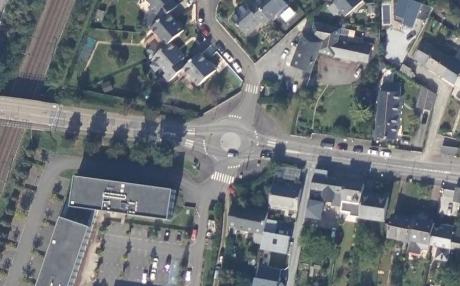 Vue aérienne du Rond-point anonyme n°97418274