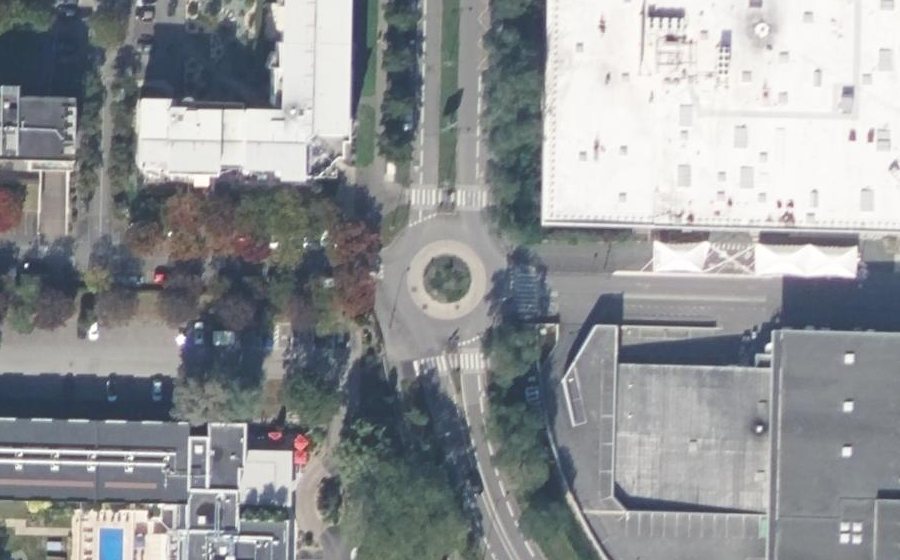 Vue aérienne du Rond-point anonyme n°97421789