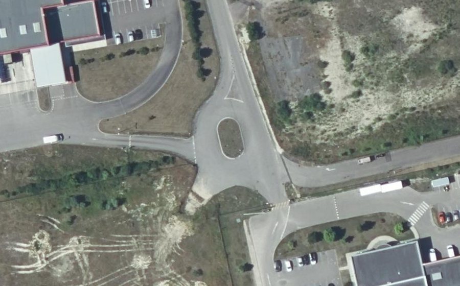 Vue aérienne du Rond-point anonyme n°974292575