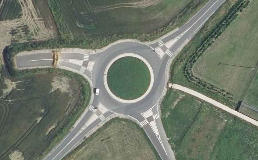 Vue aérienne du Rond-point anonyme n°974387541