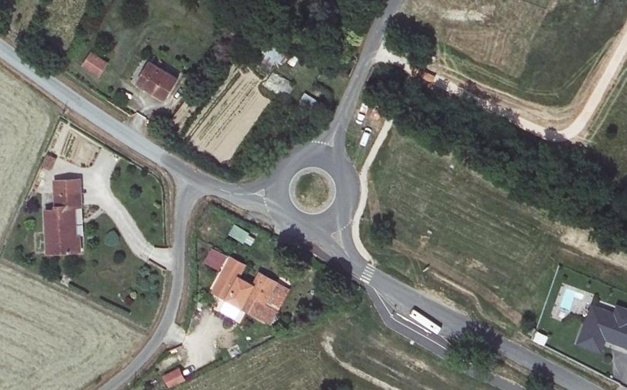 Vue aérienne du Rond-point anonyme n°974582948