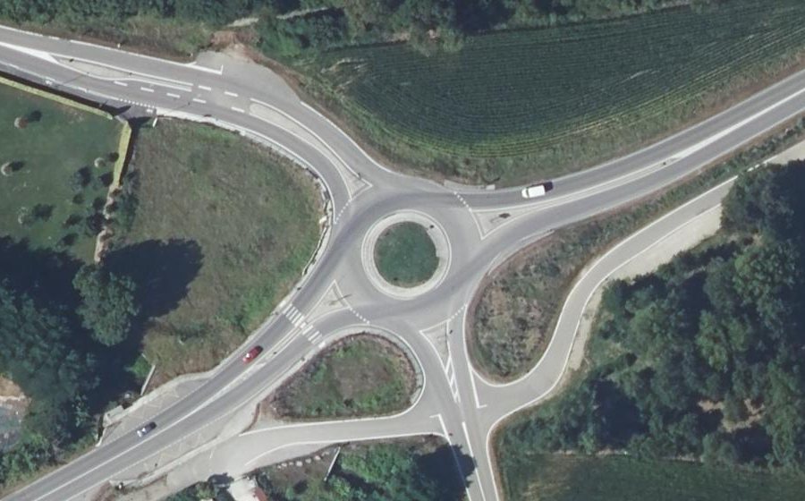 Vue aérienne du Rond-point anonyme n°974690464