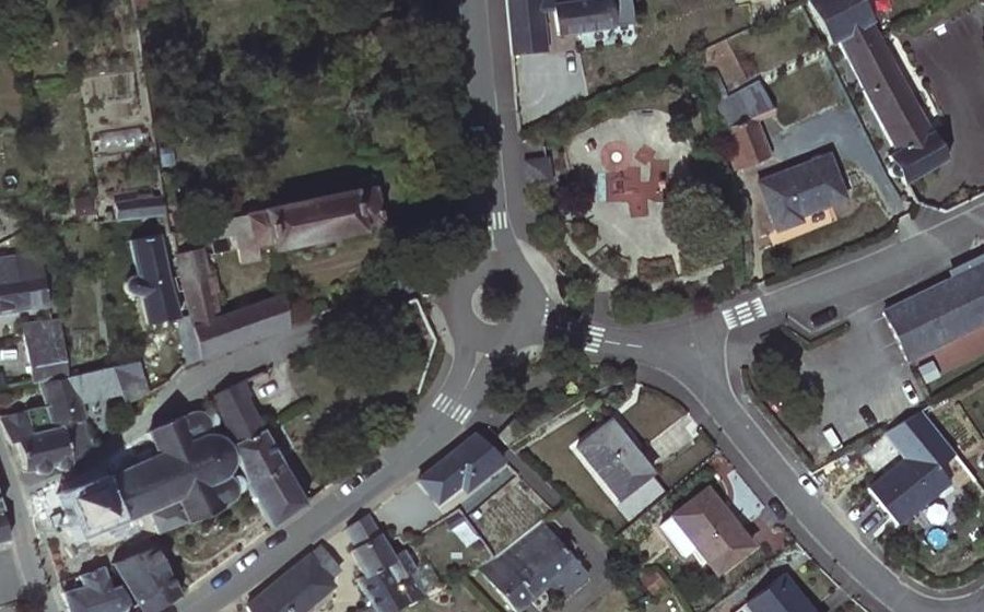 Vue aérienne du Rond-point anonyme n°974919342