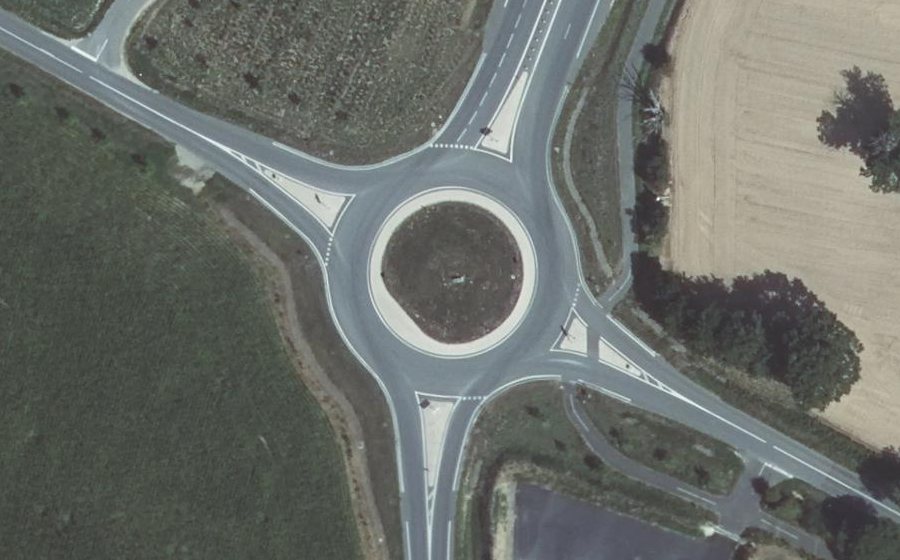 Vue aérienne du Rond-point anonyme n°974921103