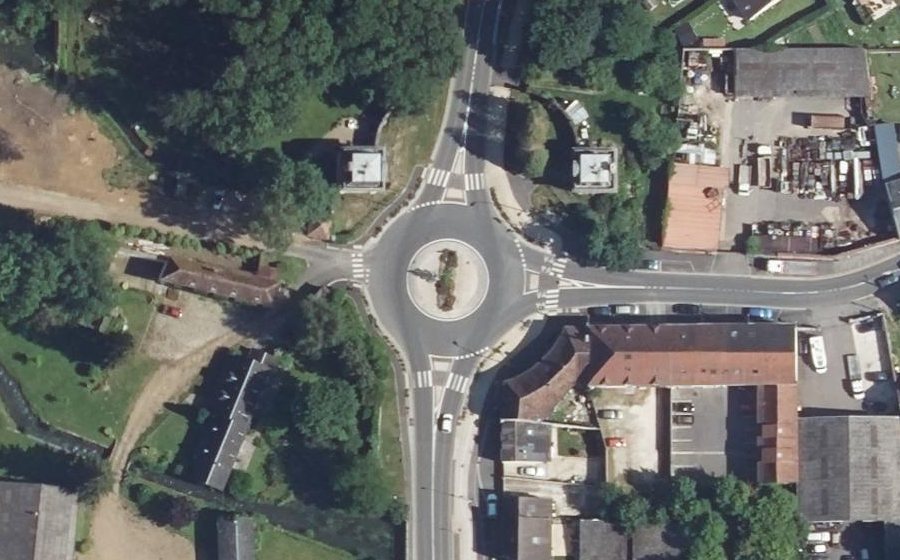 Vue aérienne du Rond-point anonyme n°975245886