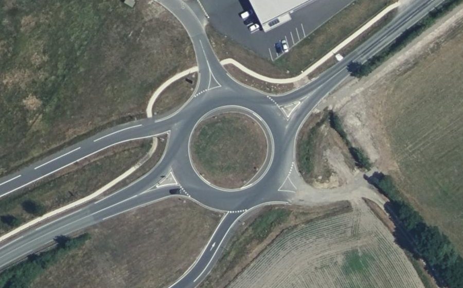 Vue aérienne du Rond-point anonyme n°975713748