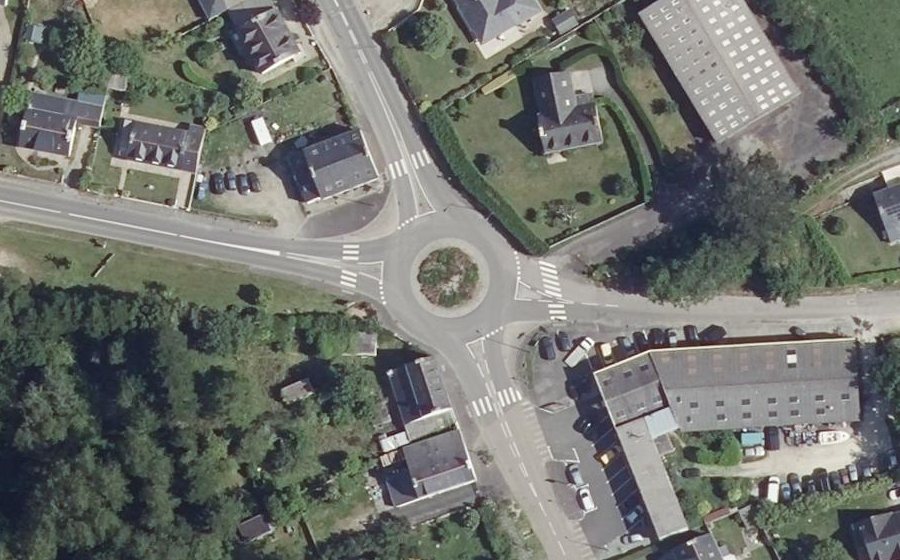 Vue aérienne du Rond-point anonyme n°97579592